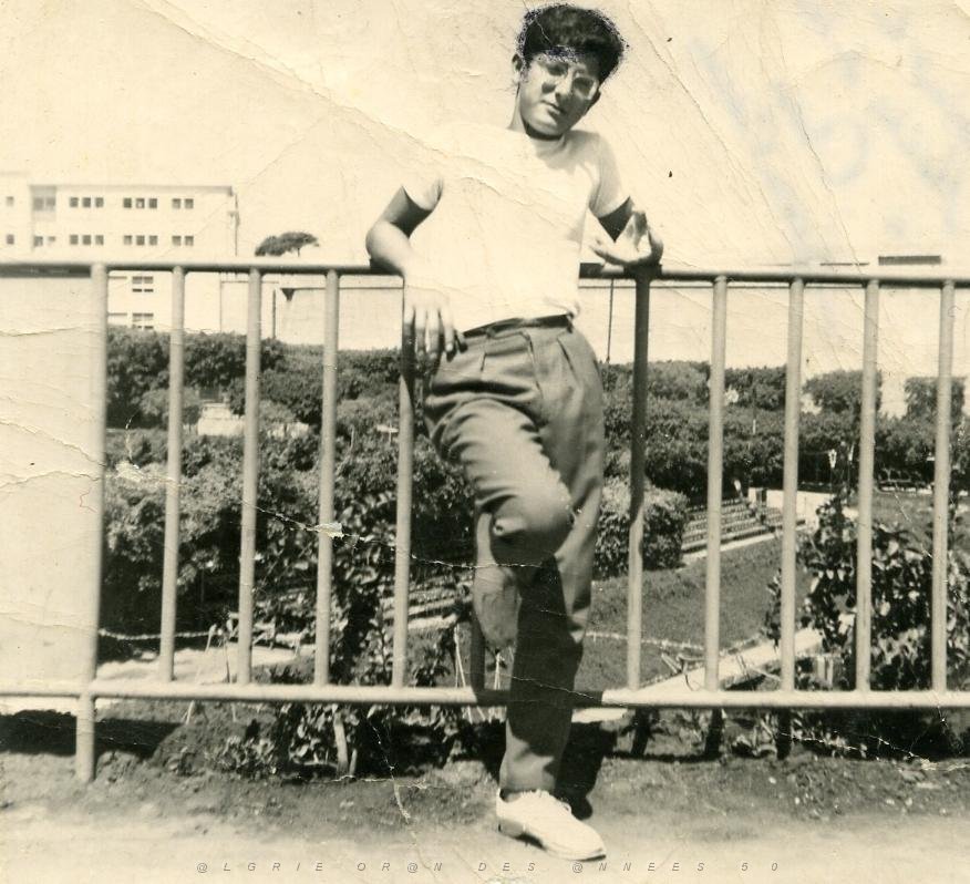 ORAN 1962 JP DEVANT LE THEATRE DE VERDURE.JPG